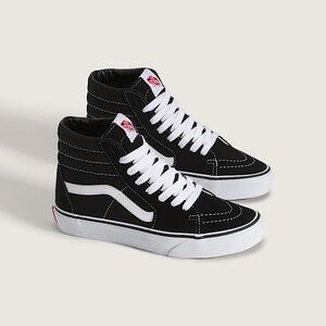 Vans Big Kids Sk8-Hi Shoe in Black Suede